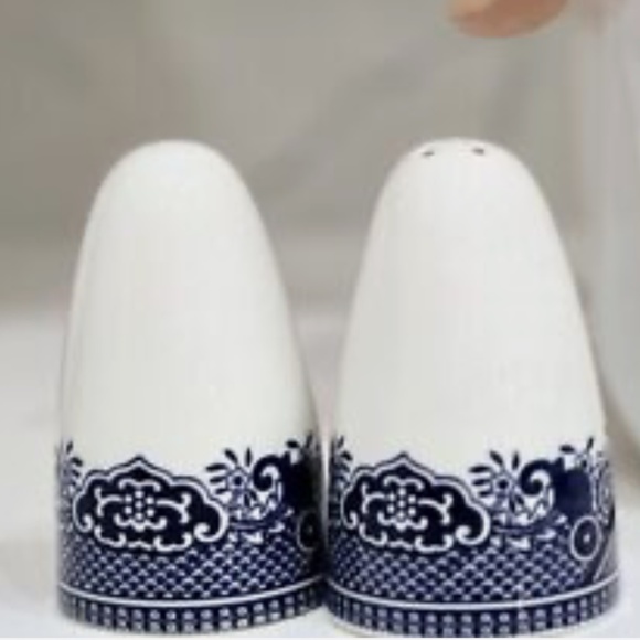 1950s Churchill "Willow" England Blue and White Salt and Pepper Shakers-a Pair - Picture 1 of 7
